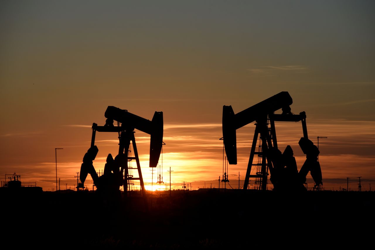 EIA Revises Next Year's Oil Market Supply and Demand Forecast